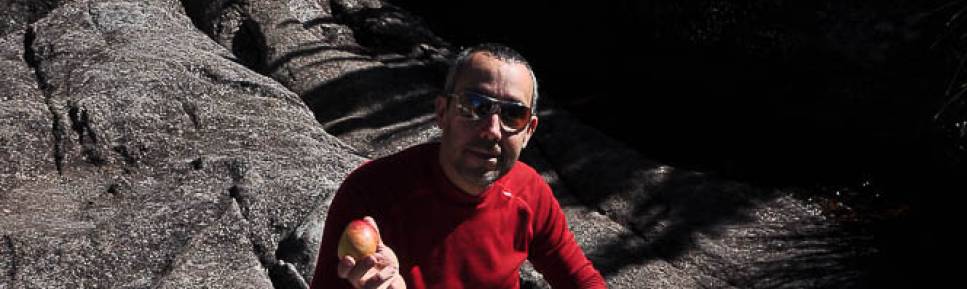 Lanchando aos pés da Cachoeirinha, no caminho entre o Castelo do Açu e a Pedra do Sino, no Parque Nacional da Serra dos Órgãos, no Rio de Janeiro